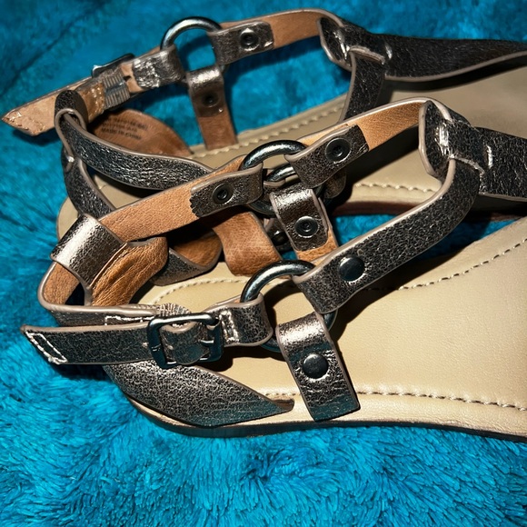 FYRE Gold Metallic Leather Bondage Thong Sandals Size 8M - Picture 3 of 5
